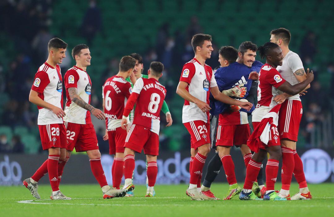 Los jugadores celebrando la victoria en Sevilla