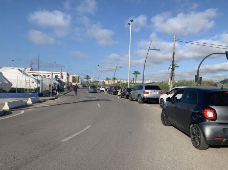 Cola de coches para embarcar