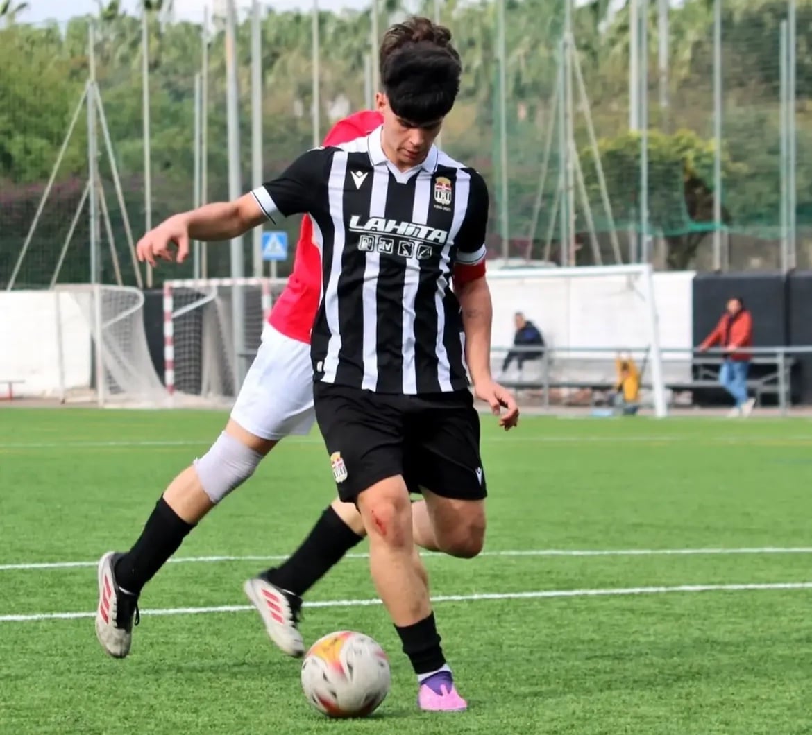 Chechi durante un partido con el juvenil del FC Cartagena