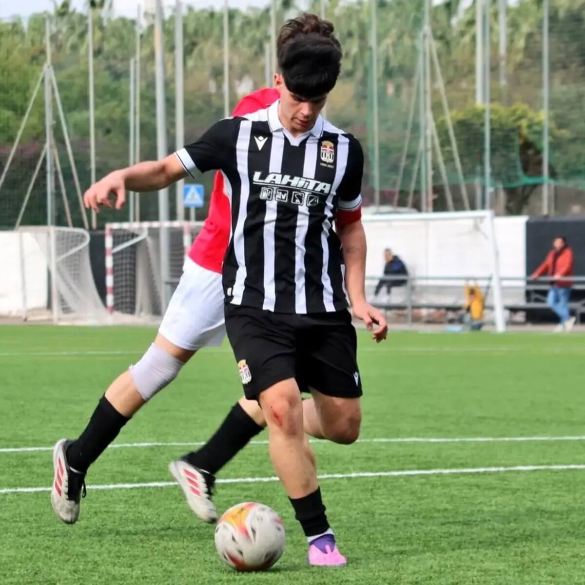 Chechi empieza a tocar a la puerta