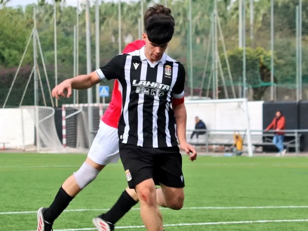 Chechi empieza a tocar a la puerta