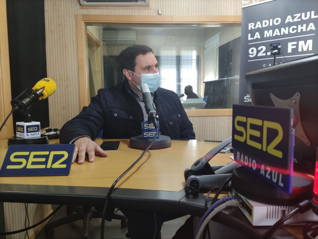 Álvaro Martínez Chana en los estudios de Radio Azul