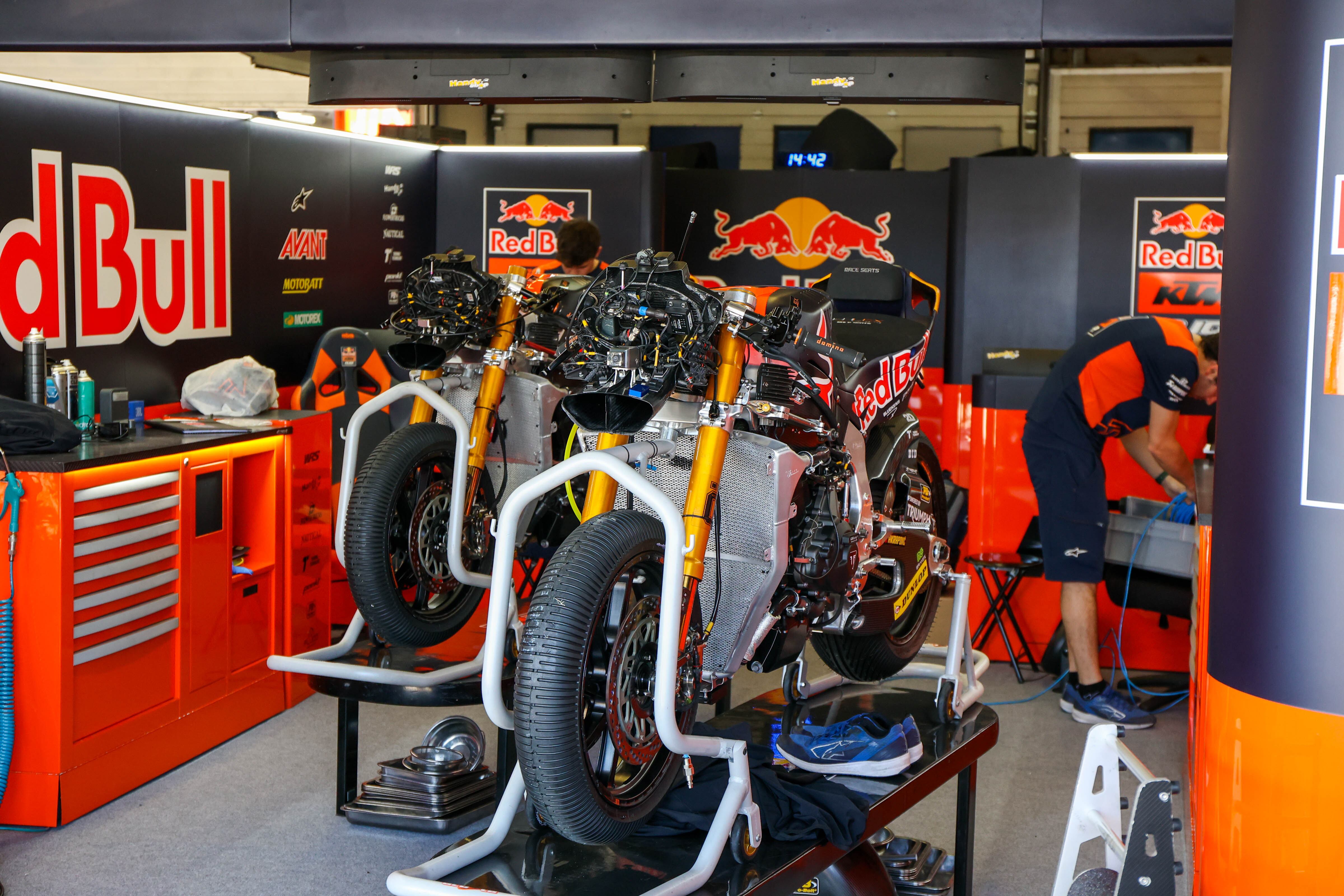 Un mecánico prepara las motos en boxes