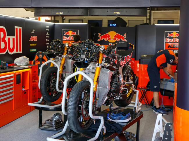 Un mecánico prepara las motos en boxes