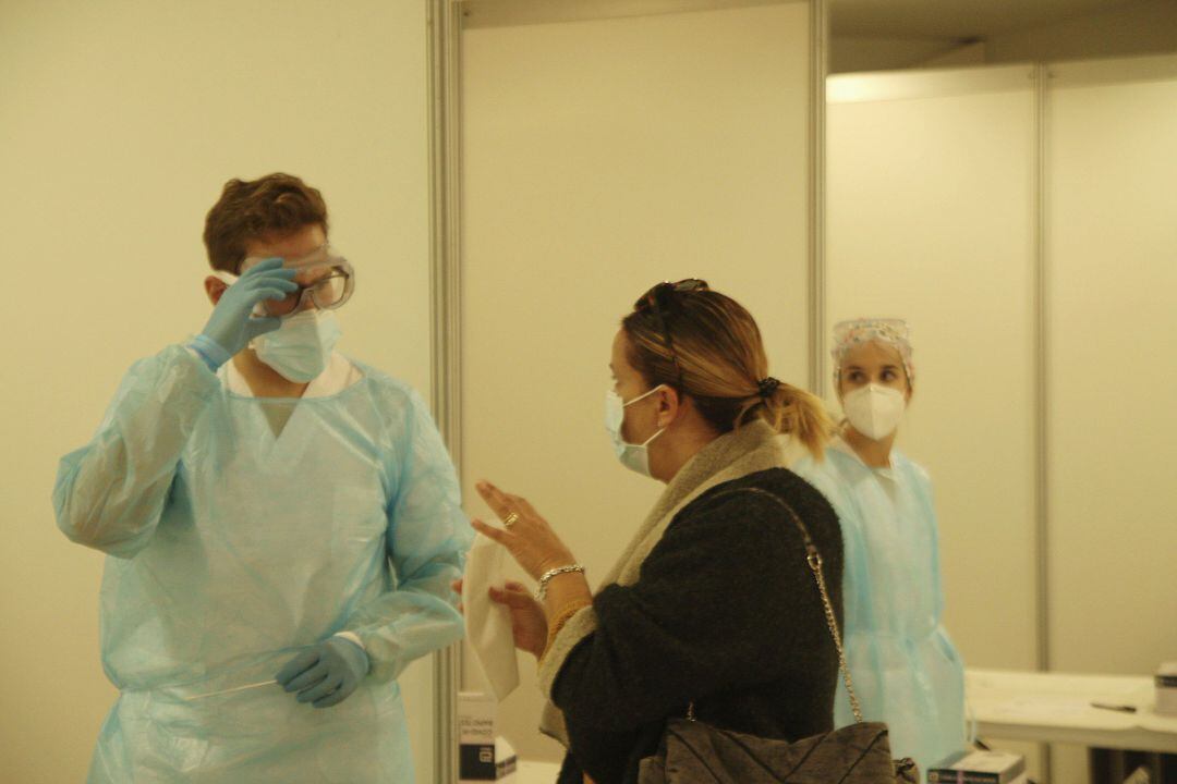 Un trabajador sanitario habla con una paciente 
