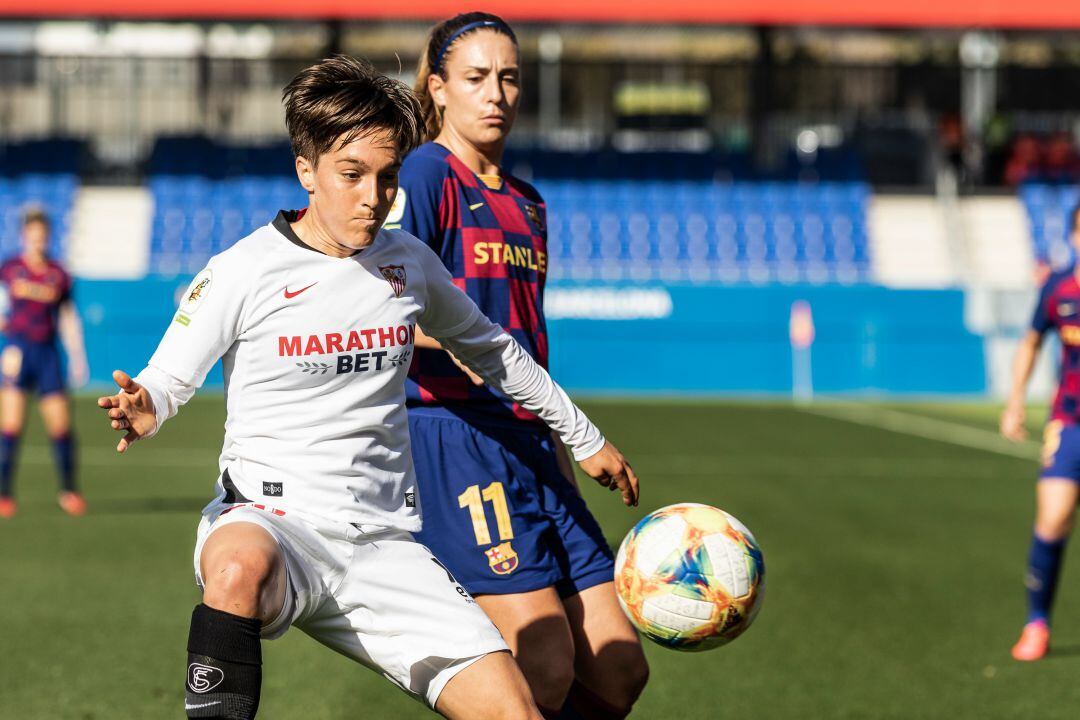 Las jugadoras del Sevilla y el Barcelona, en un partido de la Primera Iberdrola.