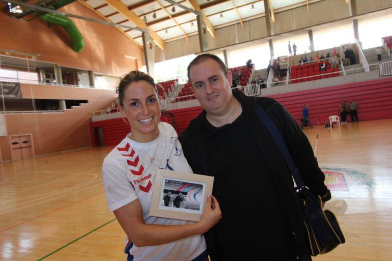 Vicen Muñoz con Ana Ferrer y la placa recordando al padre de la jugadora