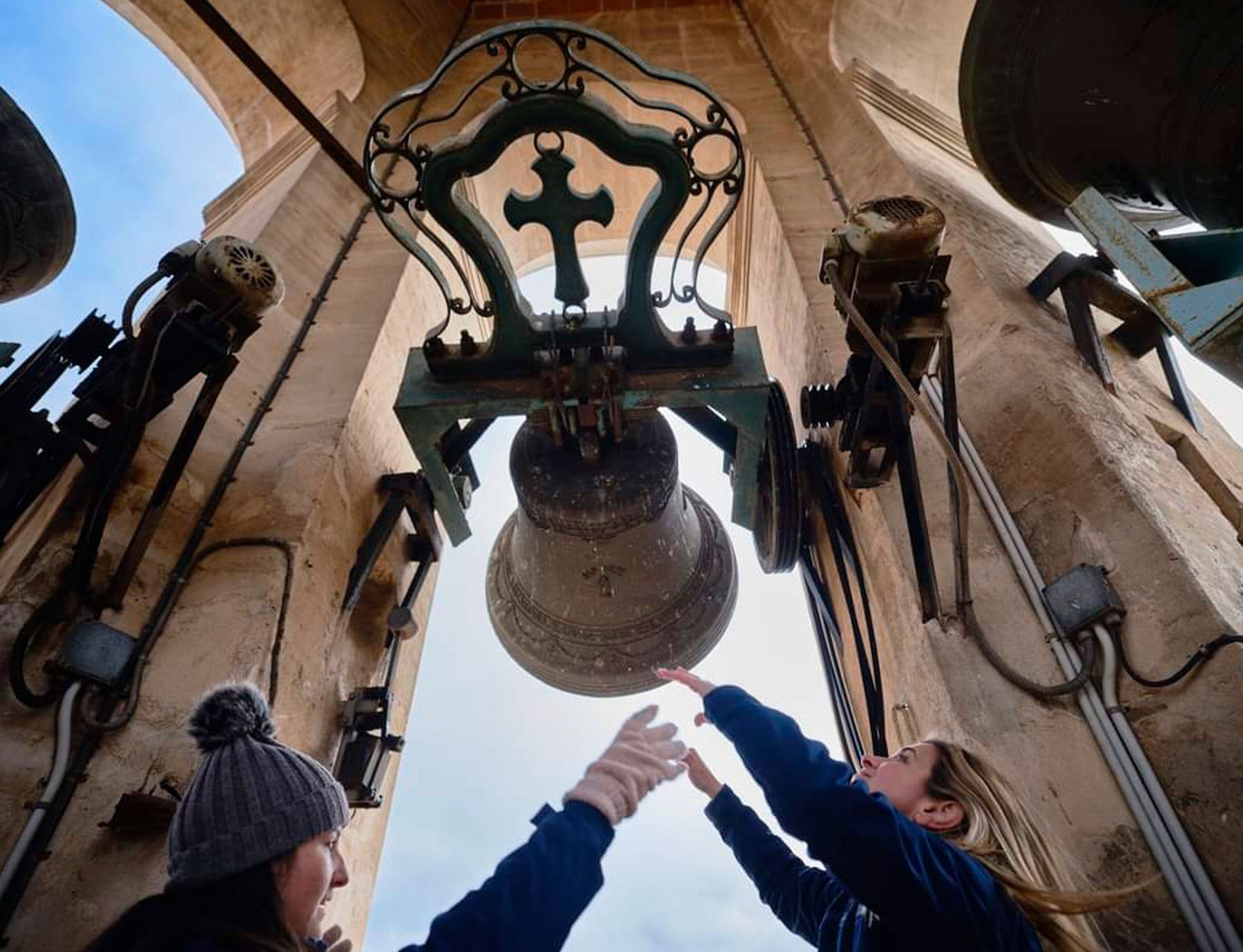 Imatge del toc de campanes en Santa Maria a càrrec de joves campaneres