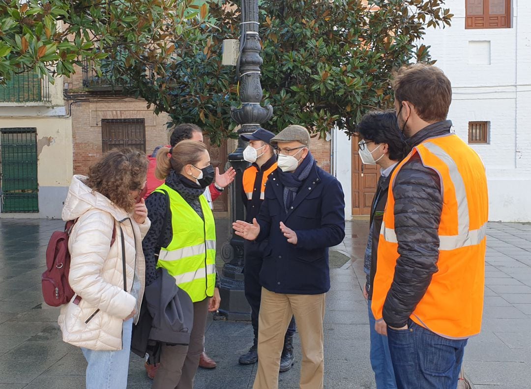 El alcalde de Santa Fe (Granada), Manuel Gil, charla con los técnicos del Instituto Andaluz de Geofísica de la Universidad de Granada (UGR) trasladados al municipio para inspeccionar los daños del terremoto del 23 de enero de 2021