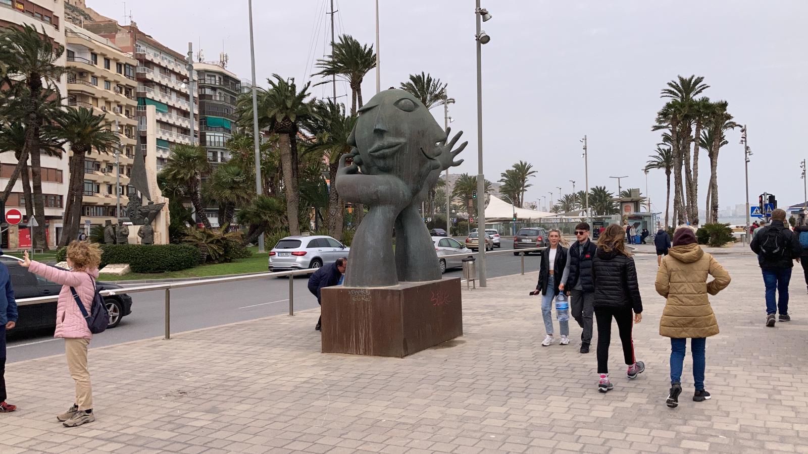 La estatua &quot;El adivinador&quot; de Ripollés estropeada por el temporal