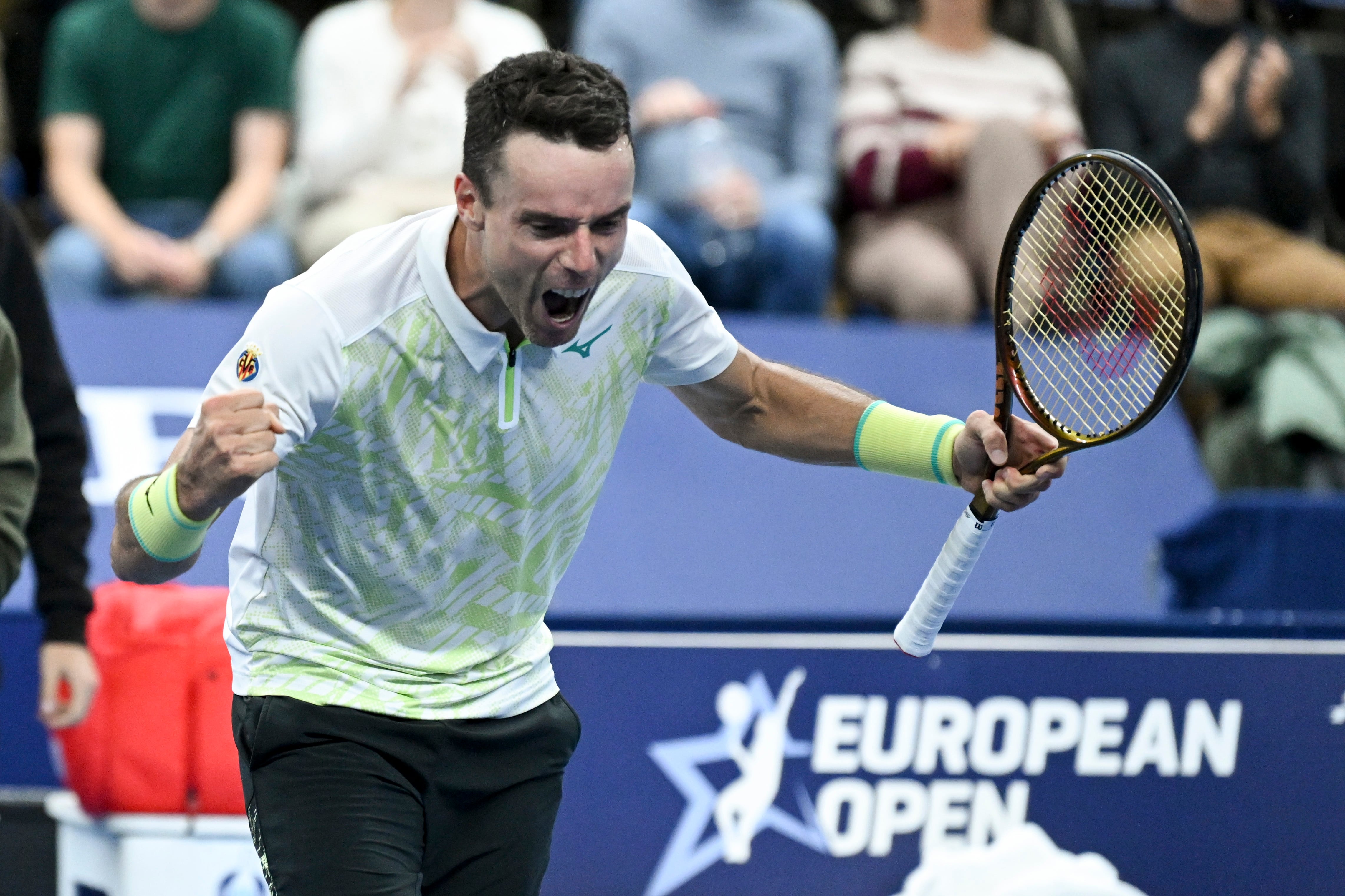 Roberto Bautista celebra el triunfo ante Lehecka en la final del ATP de Amberes