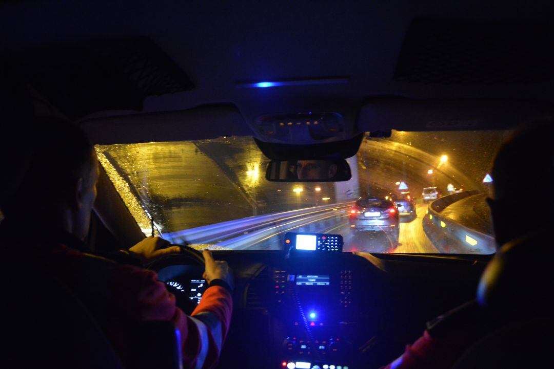 Dos ertzainas en un coche patrulla. Imagen de archivo