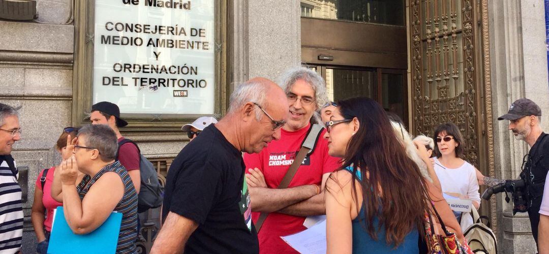 Miembros de la Plataforma a las puertas de la consejería de Medio Ambiente