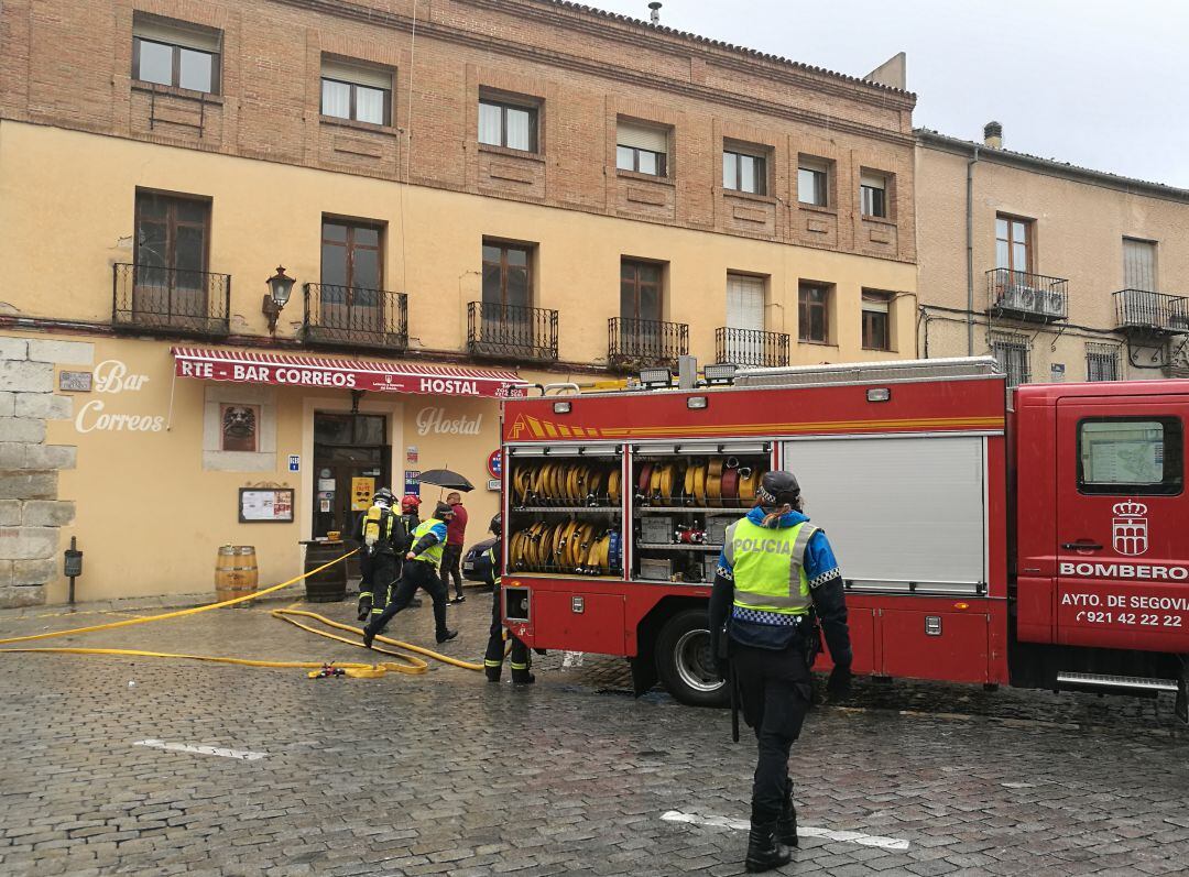 Los bomberos del servicio de extinción han sofocado rápidamente las llamas producidas en la cocina del bar Correos