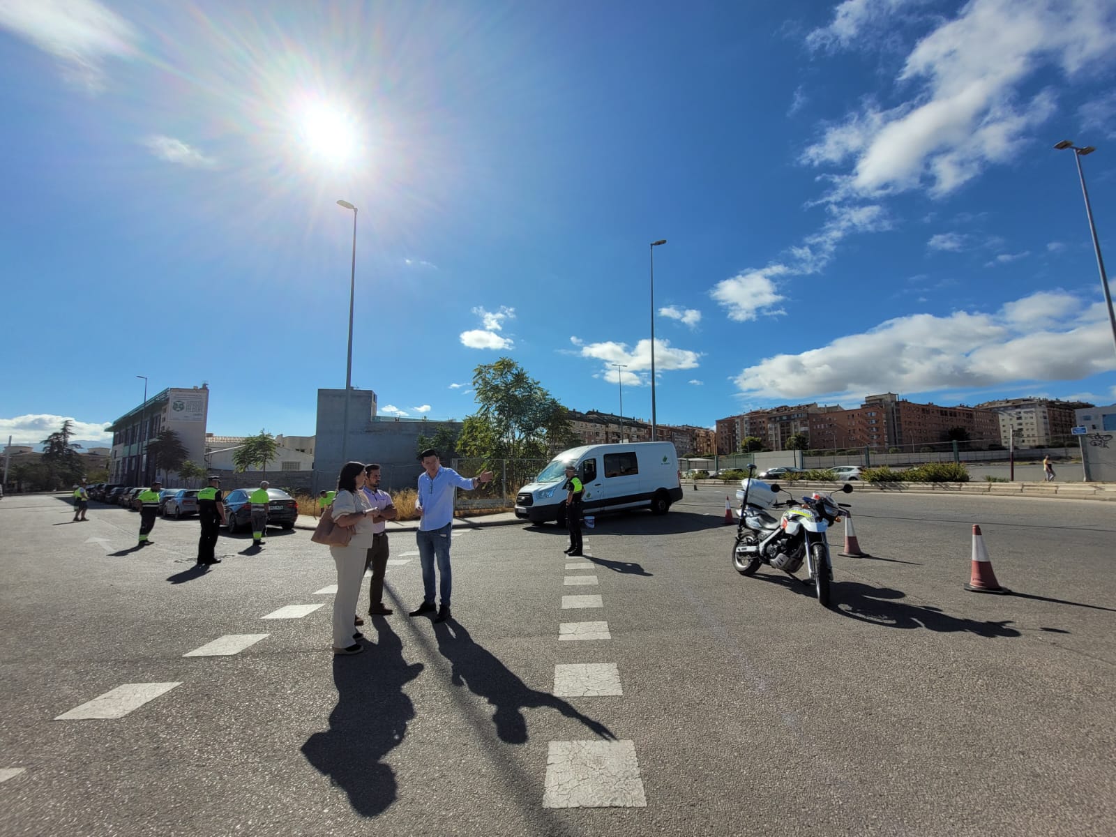 La primera teniente de alcalde y concejal de Mercados, Comercio y Consumo, María Orozco, visita junto a técnicos la nueva ubicación del Mercadillo de los jueves