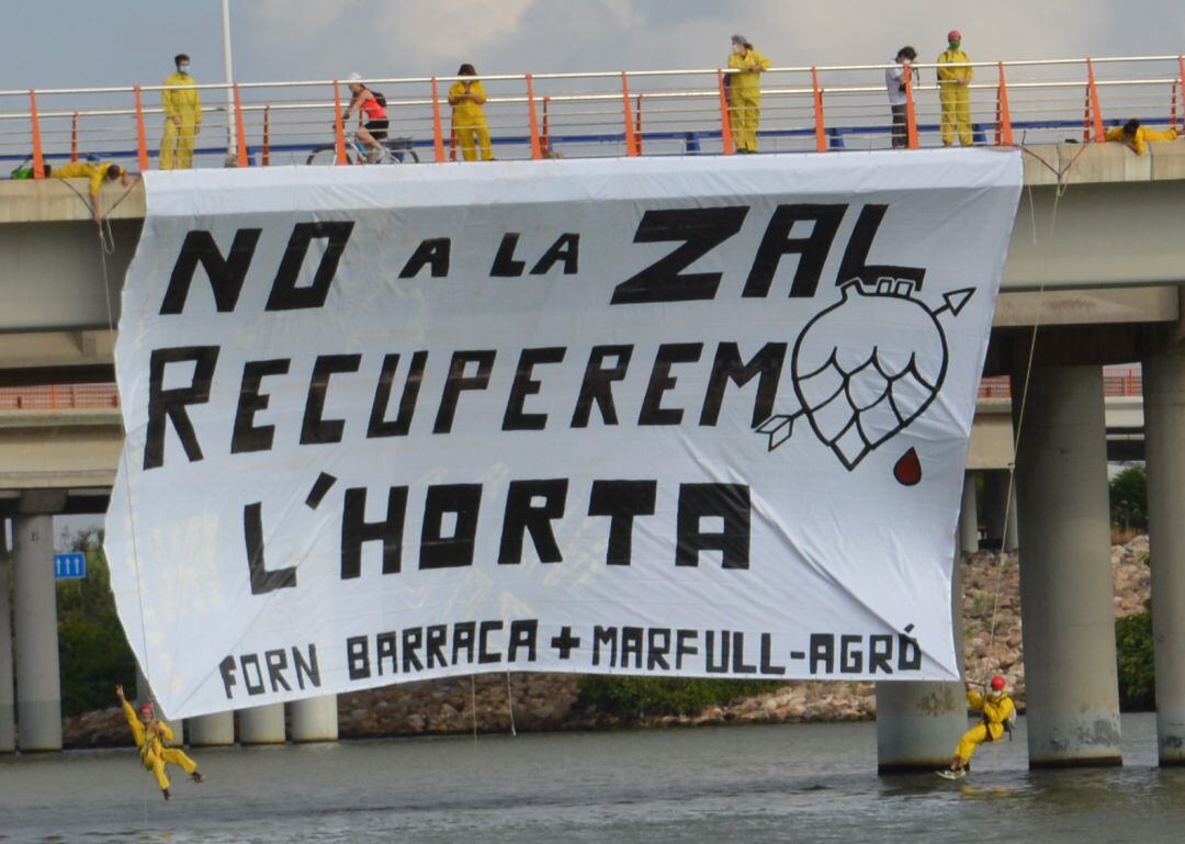 Varias plataformas en defensa de l&#039;Horta de València colocaron el sábado una pancarta reivindicativa en uno de los puentes del río Túria.