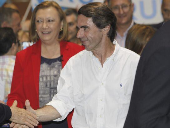 GRA461. ZARAGOZA, 12/05/2015.- El expresidente del Gobierno, José María Aznar (d), a su llegada a un acto de campaña junto a la candidata a la Presidencia del Gobierno de Aragón, Luisa Fernanda Rudi (i), y los cabezas de lista a los ayuntamientos de las c