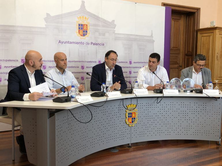 Los representantes del deporte palentino junto a Alfonso Polanco y Facundo Pelayo en la firma de los convenios de colaboración