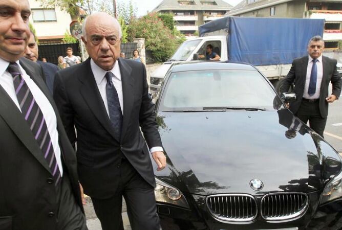 El presidente del BBVA, Francisco González, a su llegada hoy a la capilla ardiente del banquero Emilio Botín