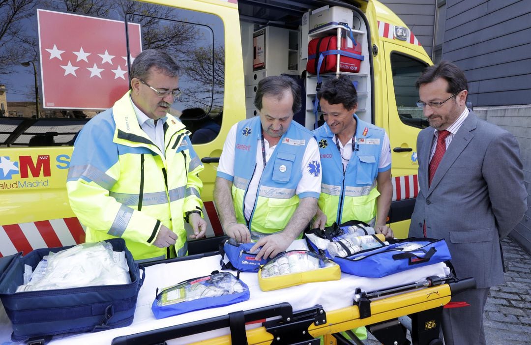 Pablo Busca, Director gerente del SUMMA 112, en el centro de la imagen abriendo un botiquín. 