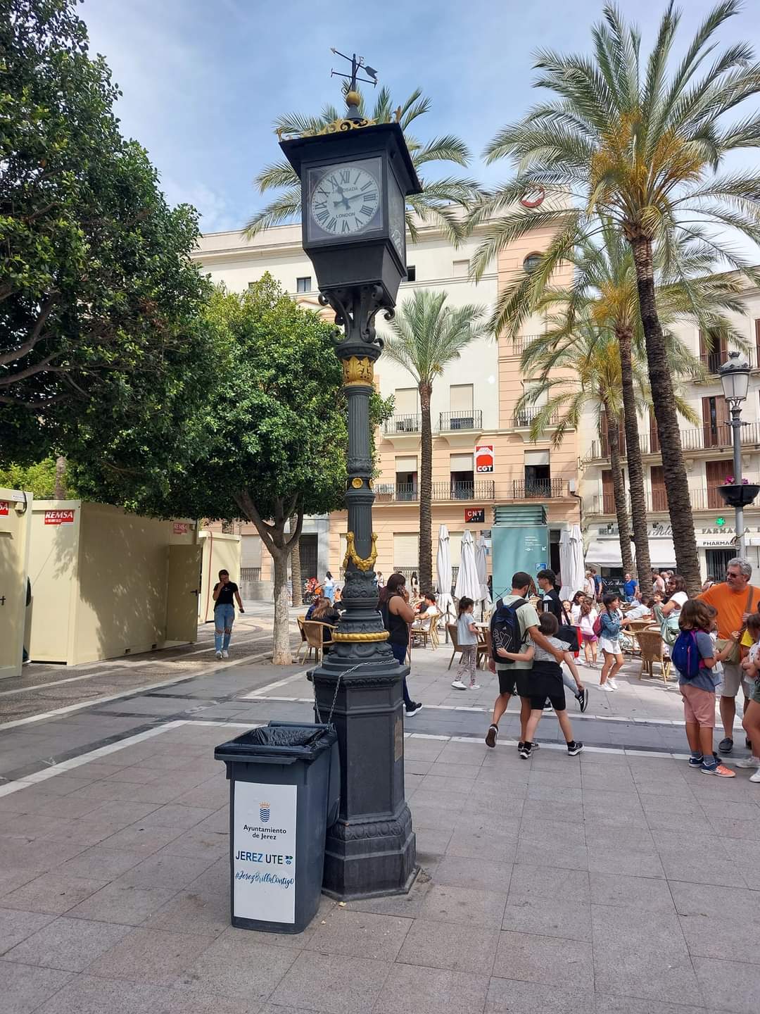 Bidón de basura junto al reloj de Losada, plaza del Arenal
