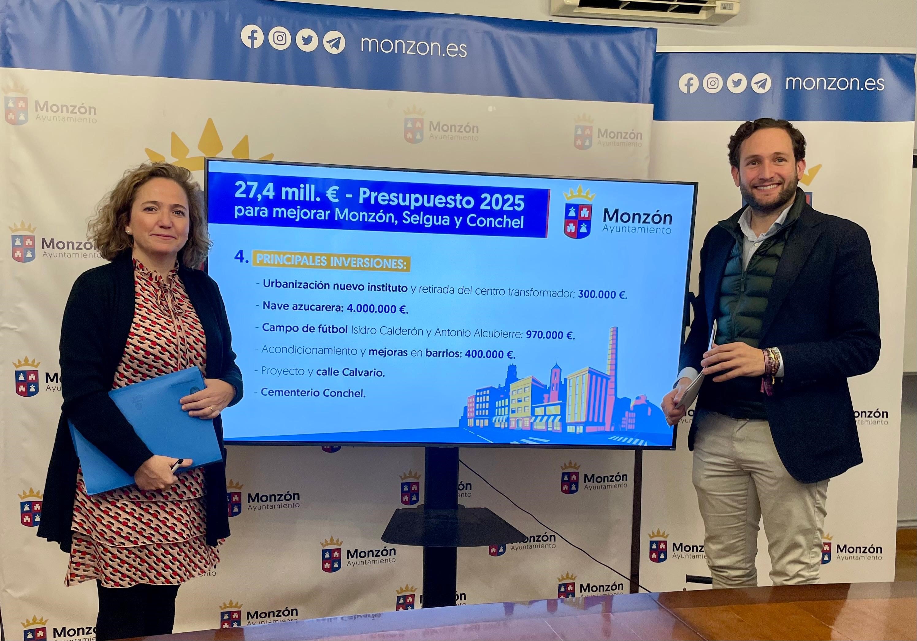 Marta Montaner e Isaac Claver con el presupuesto de 2025