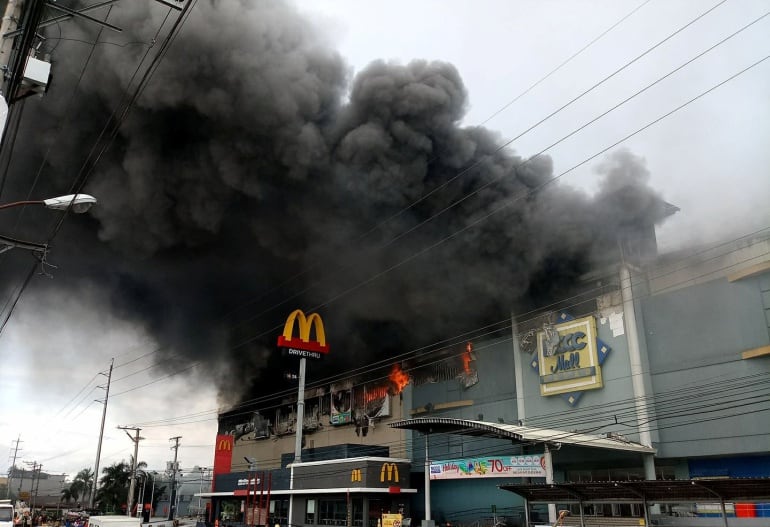 Al menos 37 muertos en un incendio en un centro comercial en Filipinas