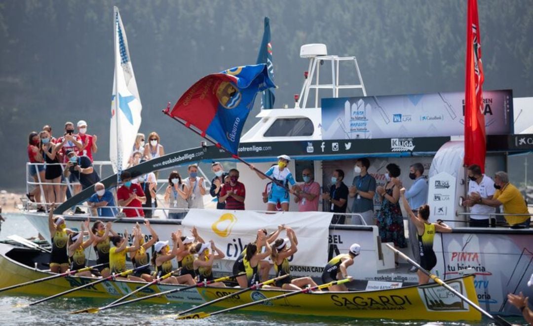 La trainera Txiki de Orio celebra su triunfo en Ondarroa que se le asegura su segunda Liga de forma consecutiva