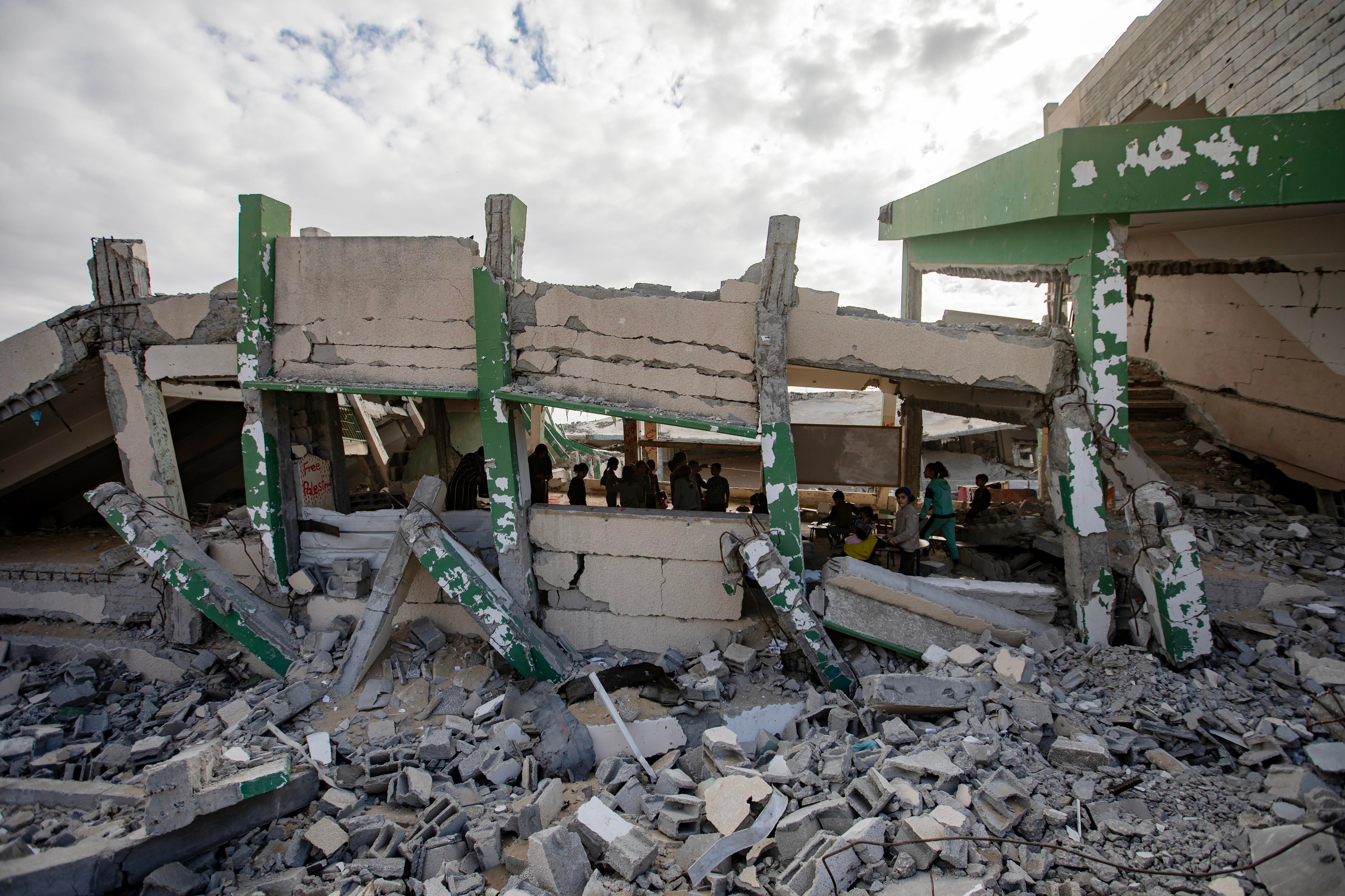 Clase de un colegio destruido en el campamento de Khan Younis