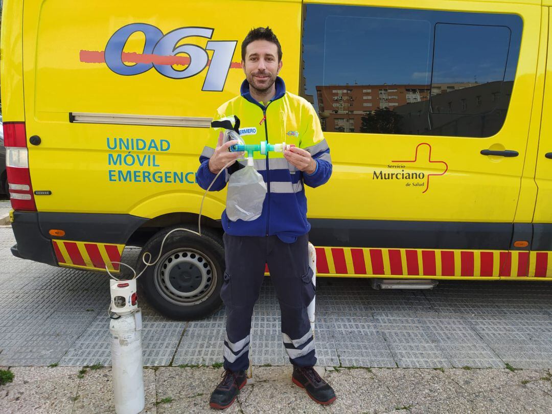 Óscar Segura muestra el dispositivo que ha ideado y que ayuda a respirar a los enfermos de COVID-19