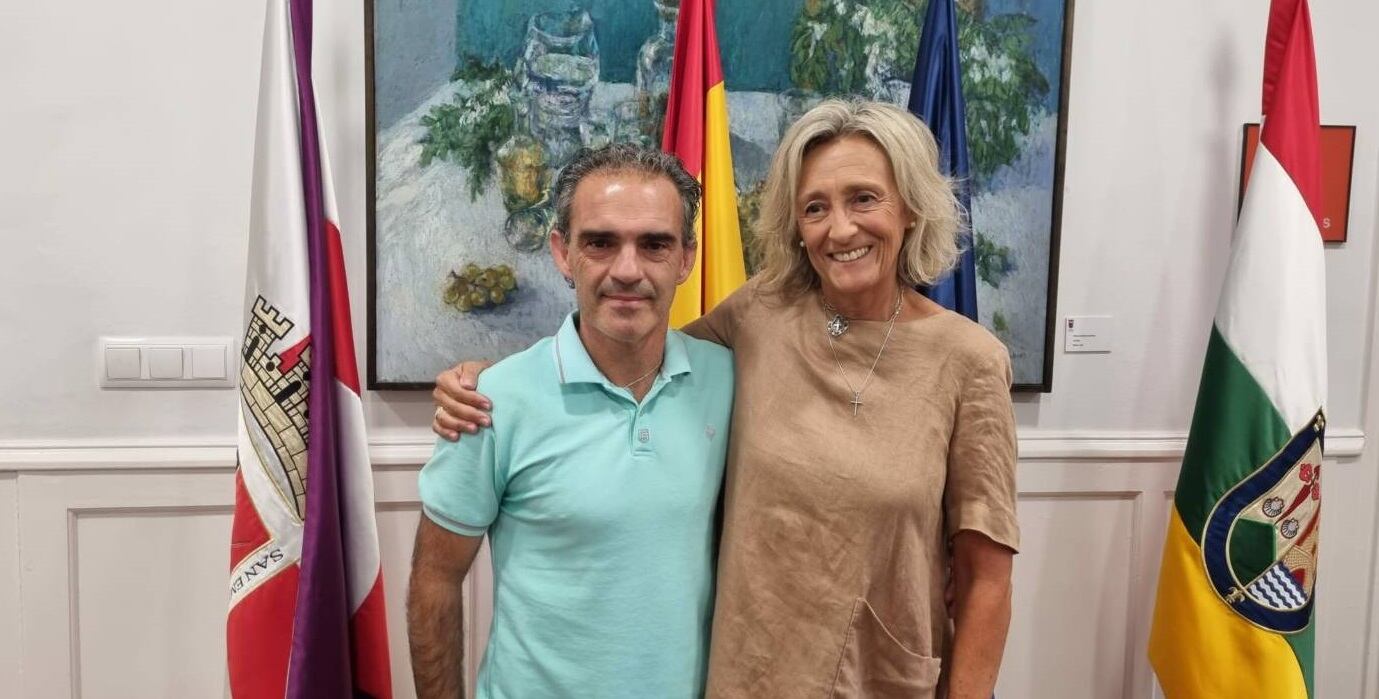 La alcaldesa de Calahorra, Mónica Arceiz, junto al exconcejal Félix Cristóbal que ha presentado su renuncia