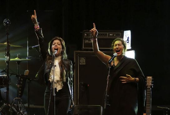 La cantaora Estrella Morente (d), acompañada por su hermana Soleá, en el Sonorama