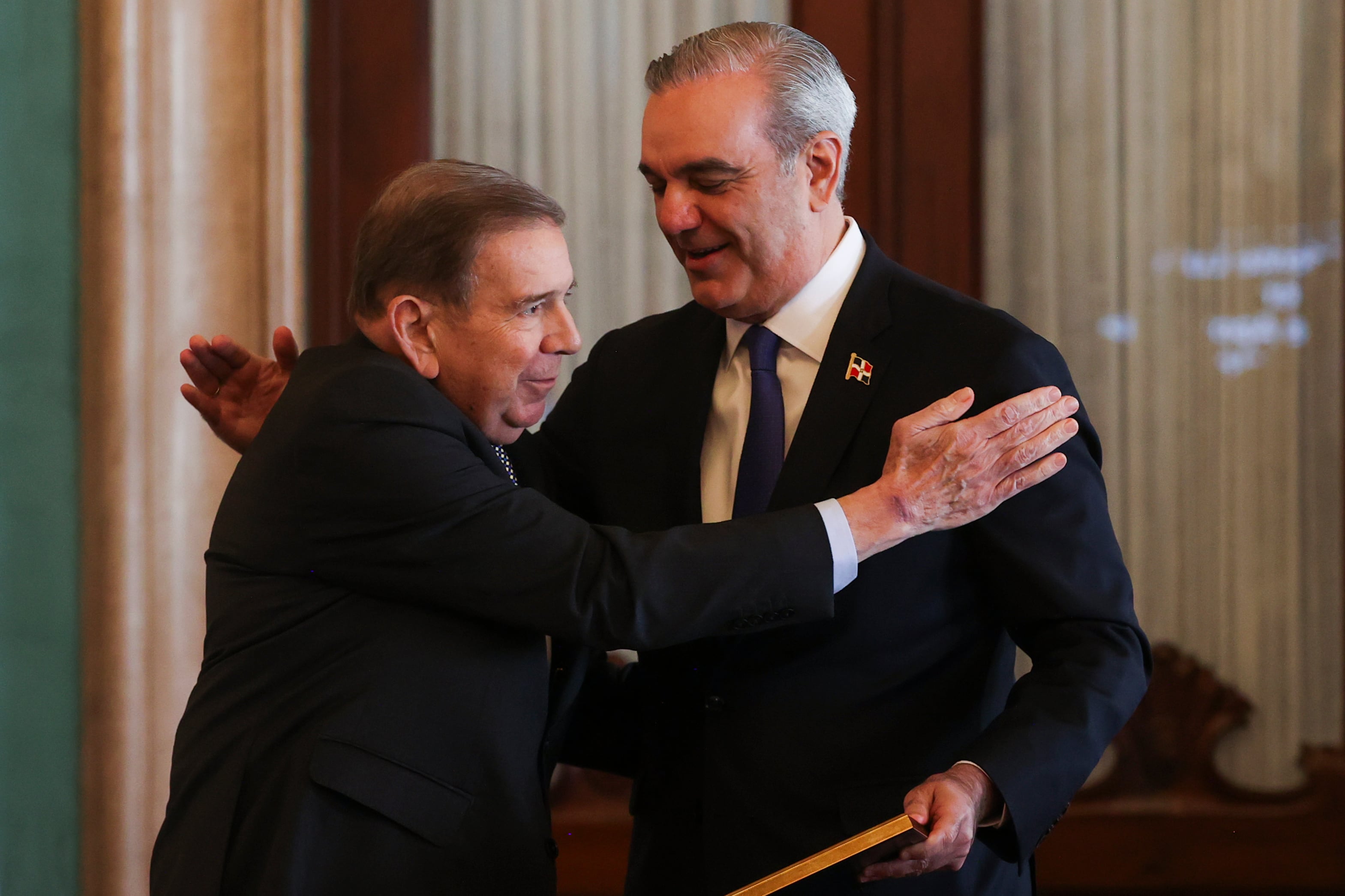 El líder opositor venezolano Edmundo González Urrutia (i) saluda al presidente de la República Dominicana, Luis Abinader, en Santo Domingo (República Dominicana).