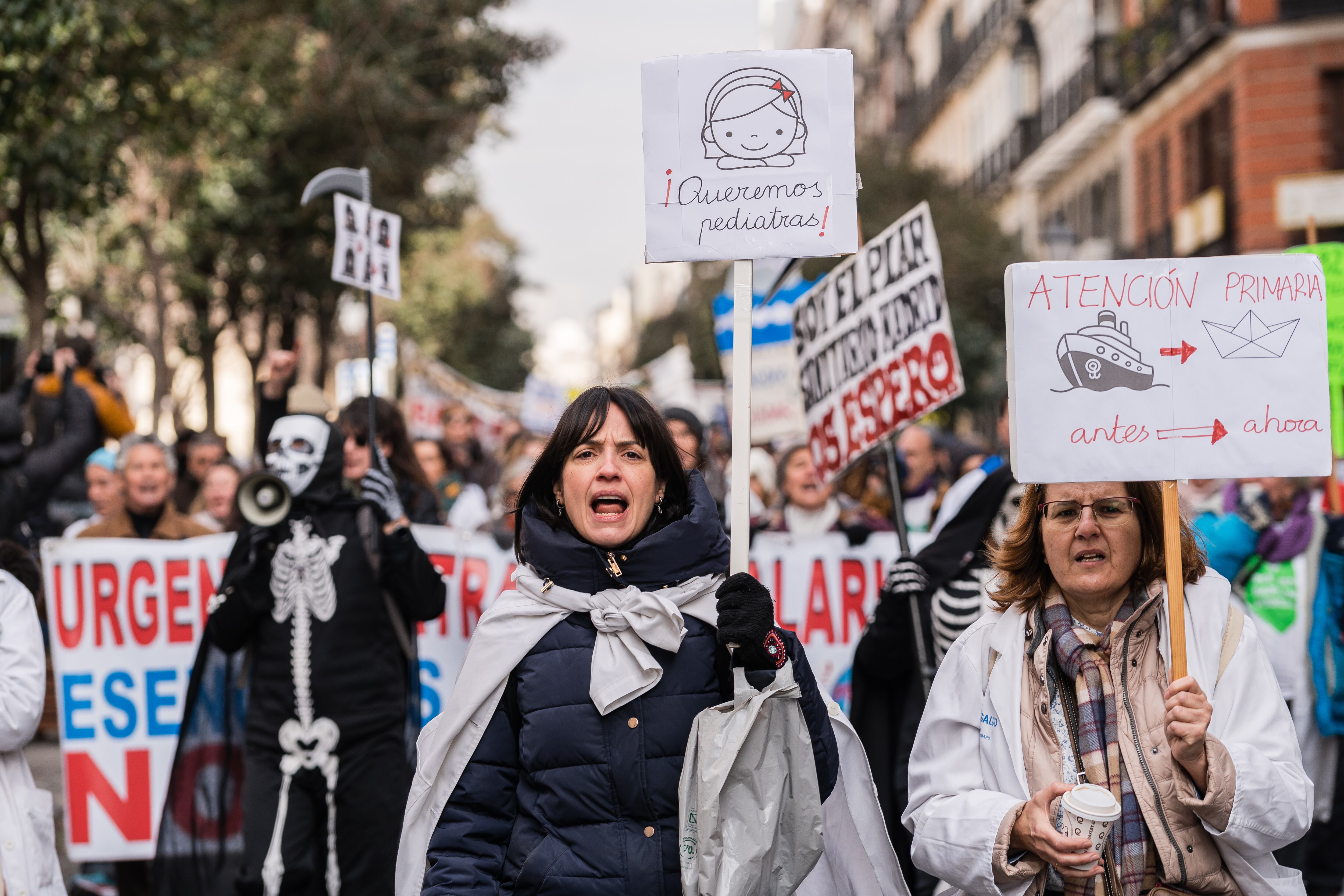 Facultativos de Hospitalaria y de Atención Primaria se han manifestado en defensa de la profesión médica en el centro de la capital.