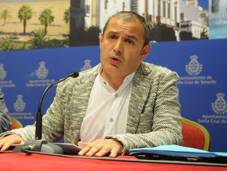 El exedil, José Manuel Corrales en una rueda de prensa en el Ayuntamiento de Santa Cruz de Tenerife. 