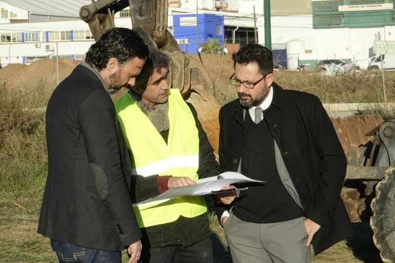 Los concejales de medio ambiente, Raúl Jiménez y urbanismo, Francisco Pomares esta mañana en los terrenos de Repsol 