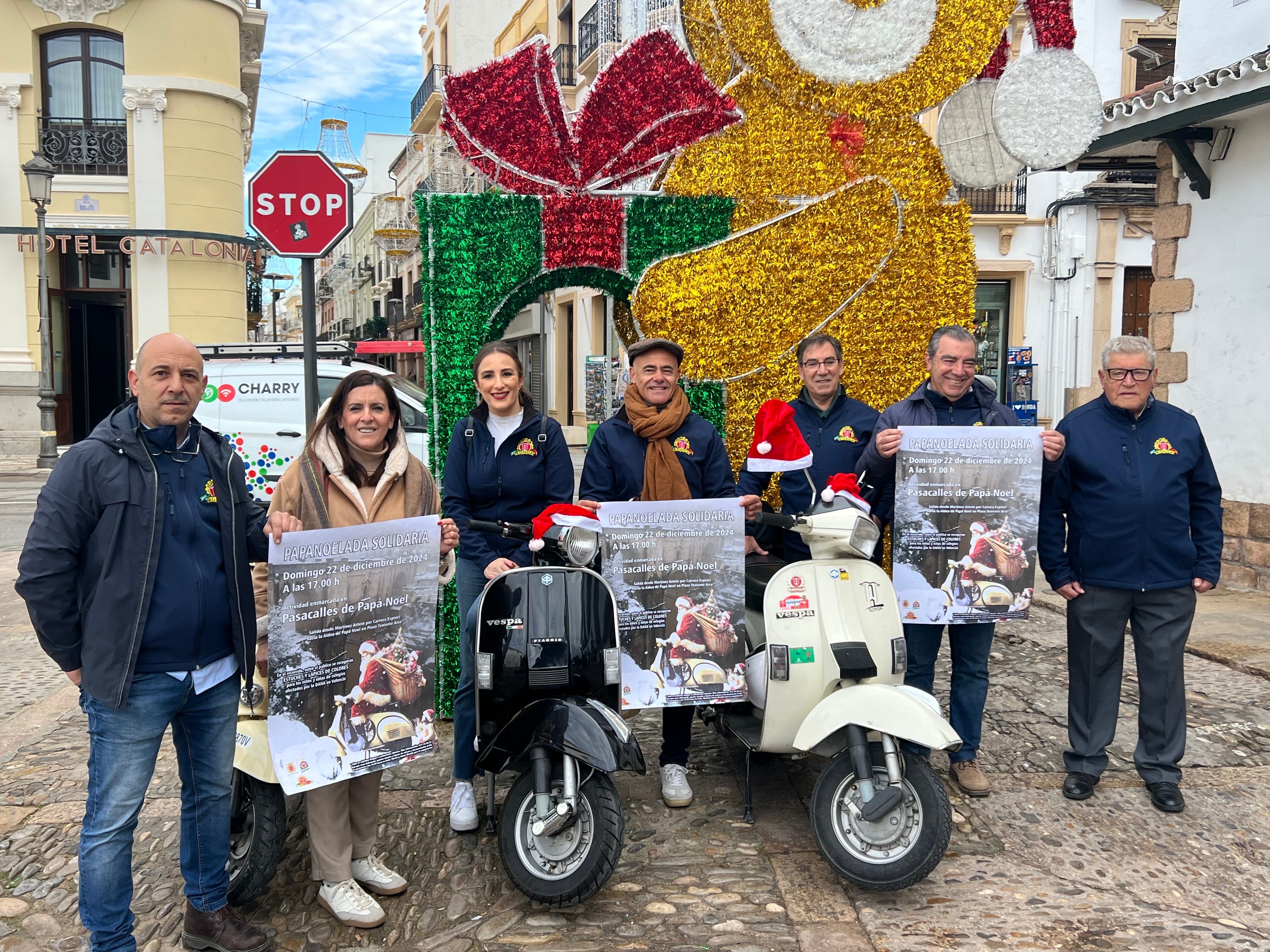 Componentes del Vespa Club Ronda junto a la concejala de Fiestas, Rebeca Muñoz