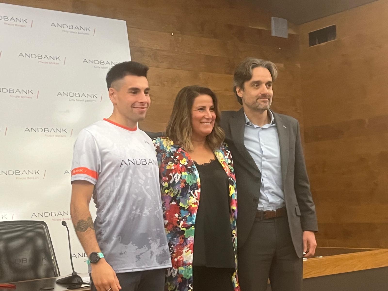 L&#039;atleta Nahuel Carabaña; la directora de banca país d&#039;Andbank, Maria Suárez; i el president de la Federació Andorrana d&#039;Atletisme, Josep Maria Missé.