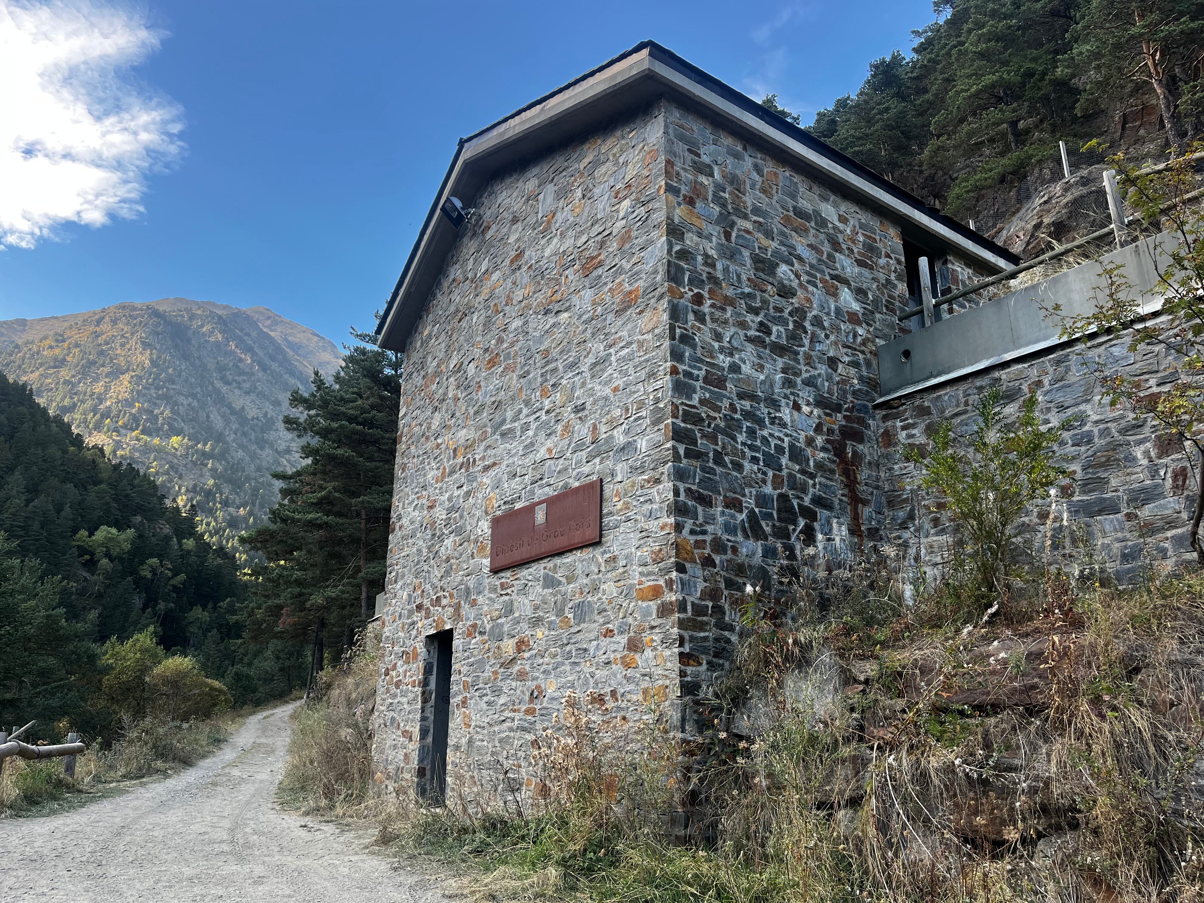 Dipòsit de Grau Roig, al parc natural del Comapedrosa, a la Massana. Aquest dipòsit abasteix d'aigua potable el 80% de la parròquia.