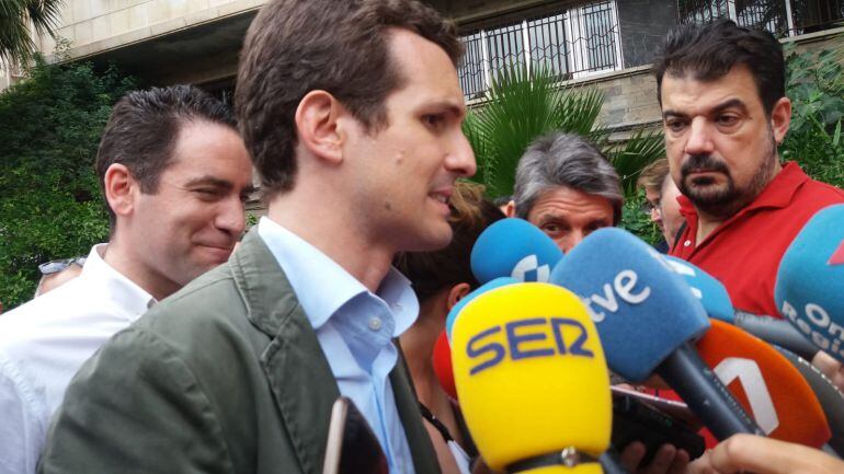 Pablo Casado, candidato a la presidencia del PP, a su llegada al museo de Las claras, para mantener un encuentro con militantes