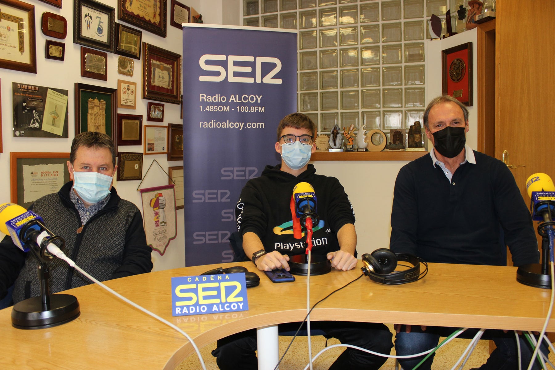 Jaume Abad, Fernando Fernández e Ismael Gisbert en el estudio central de Radio Alcoy