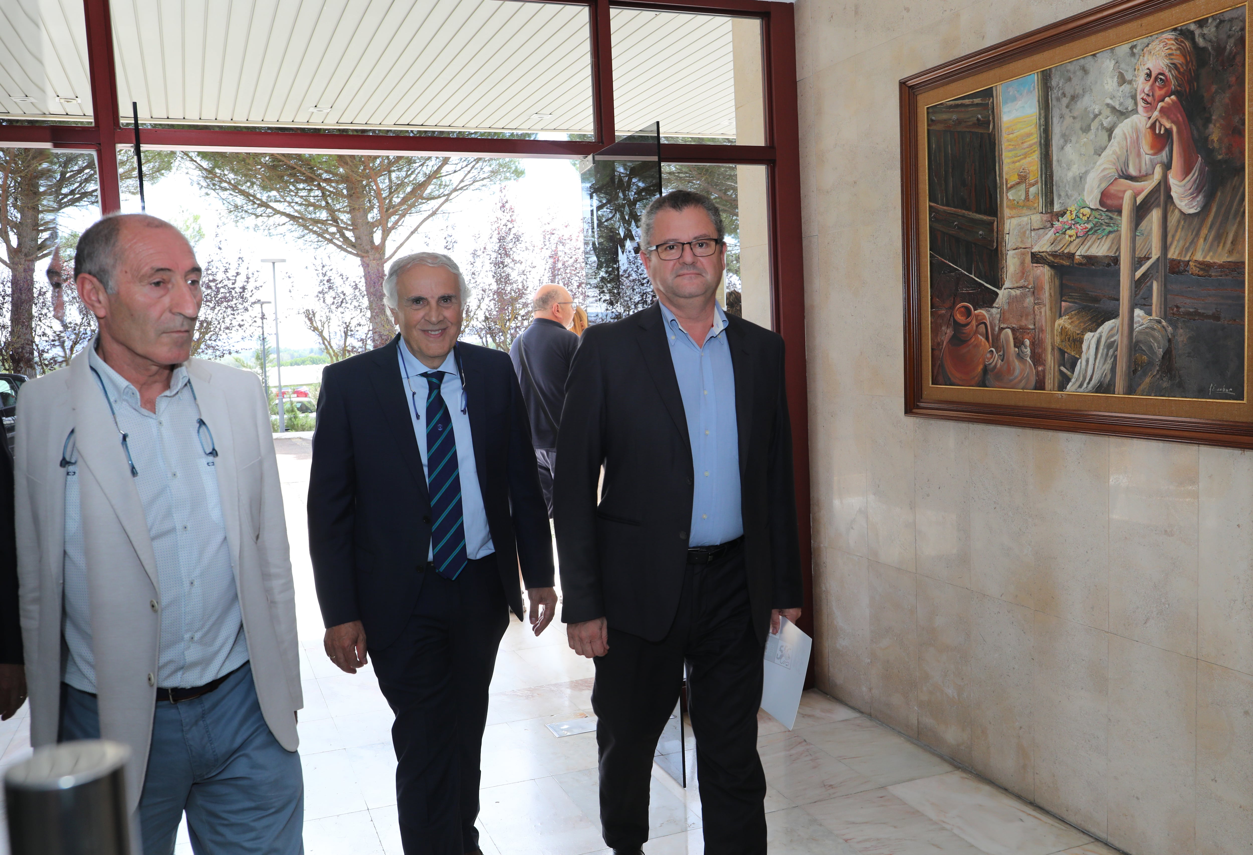 El consejero de Agricultura, Ganadería y Desarrollo Rural, Gerardo Dueñas (2I), participa en la clausura del X congreso 'El futuro del cereal' en Magaz de Pisuerga (Palencia), en la imagen junto al gerente de Agropal, César Reales(2D); y al director de Agropal, Cipriano Rodríguez (3I), entre otros