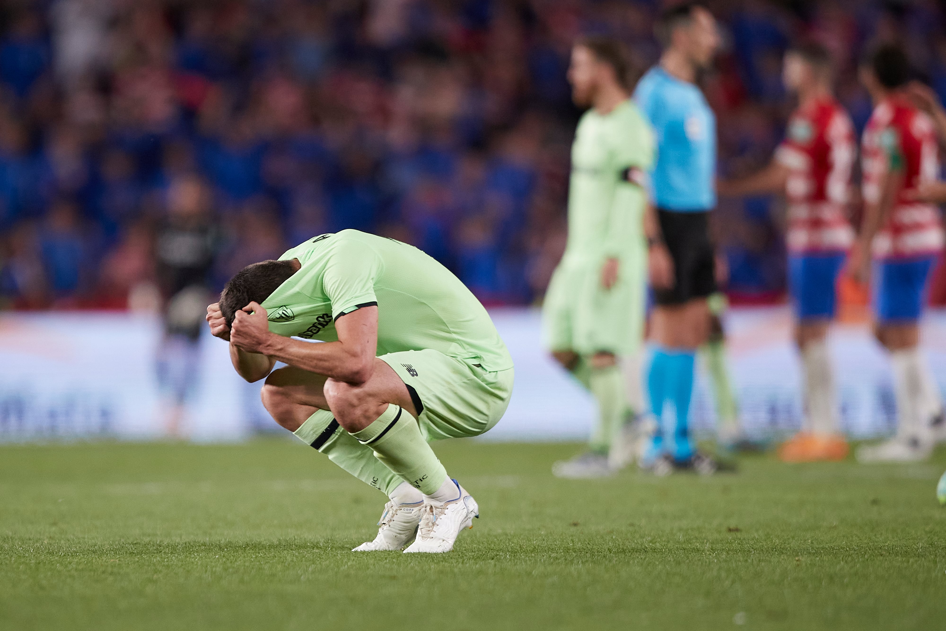 Los jugadores del Athletic se alejan de Europa tras un mal partido