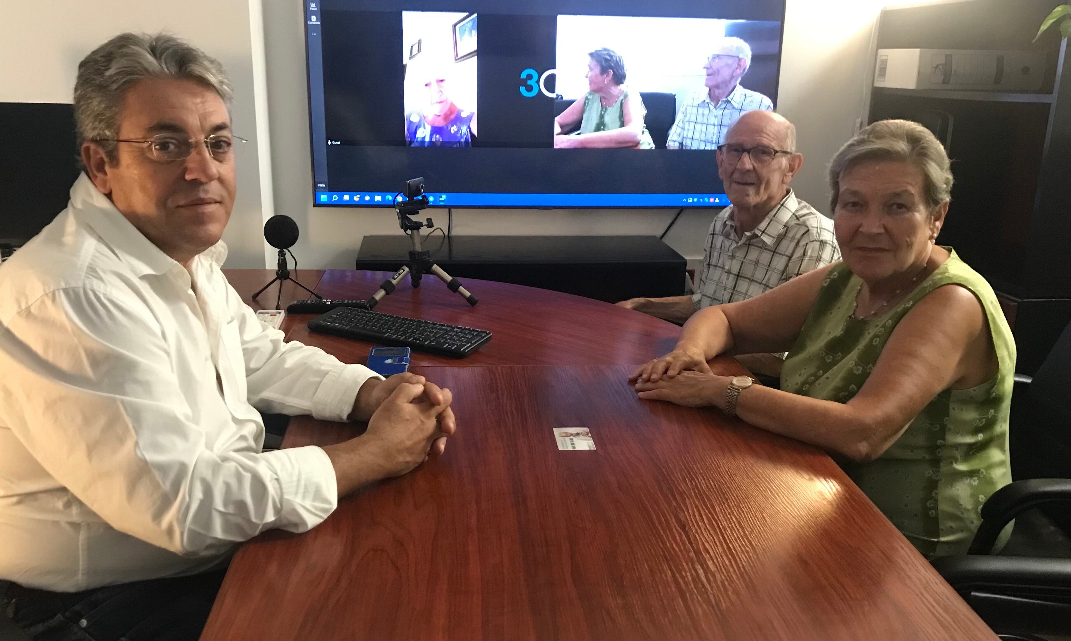 Justo Mora, vicepresidente de la UDP de Cuenca, y los voluntarios Herminio y Gloria.