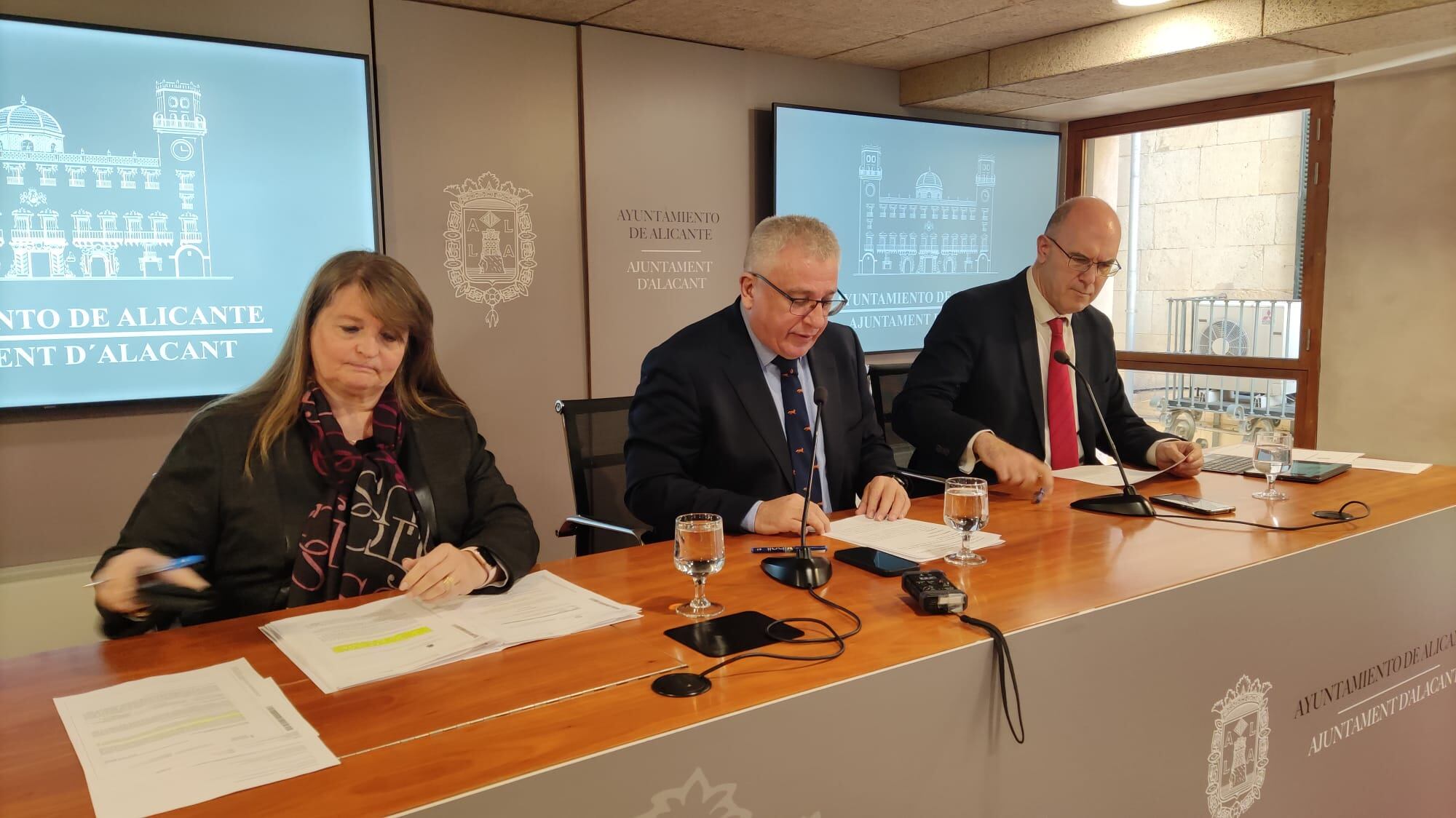 Llopis, Villar y Manresa en rueda de prensa