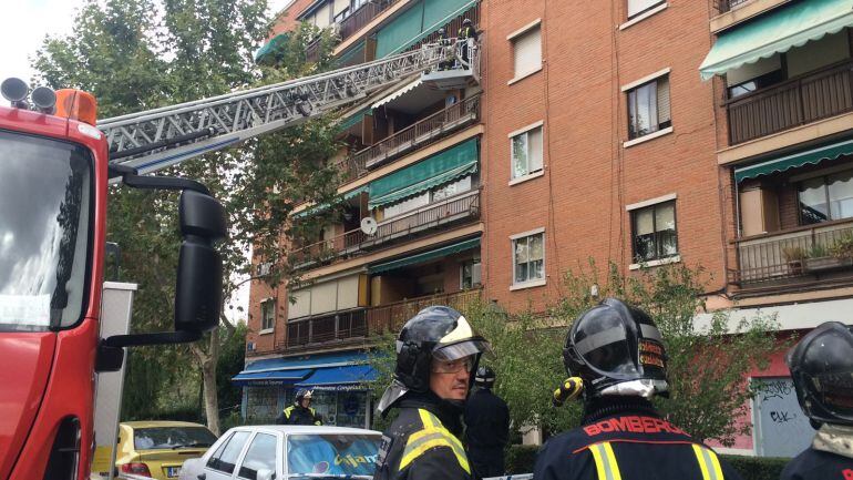 Bomberos actuando en la cornisa de la Plaza del Turia de Móstoles
