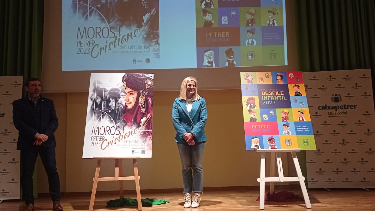 Enrique Medina, presidente de la Unión de Festejos junto a Irene Navarro, alcaldesa de Petrer presentando los carteles de Moros y Cristianos.