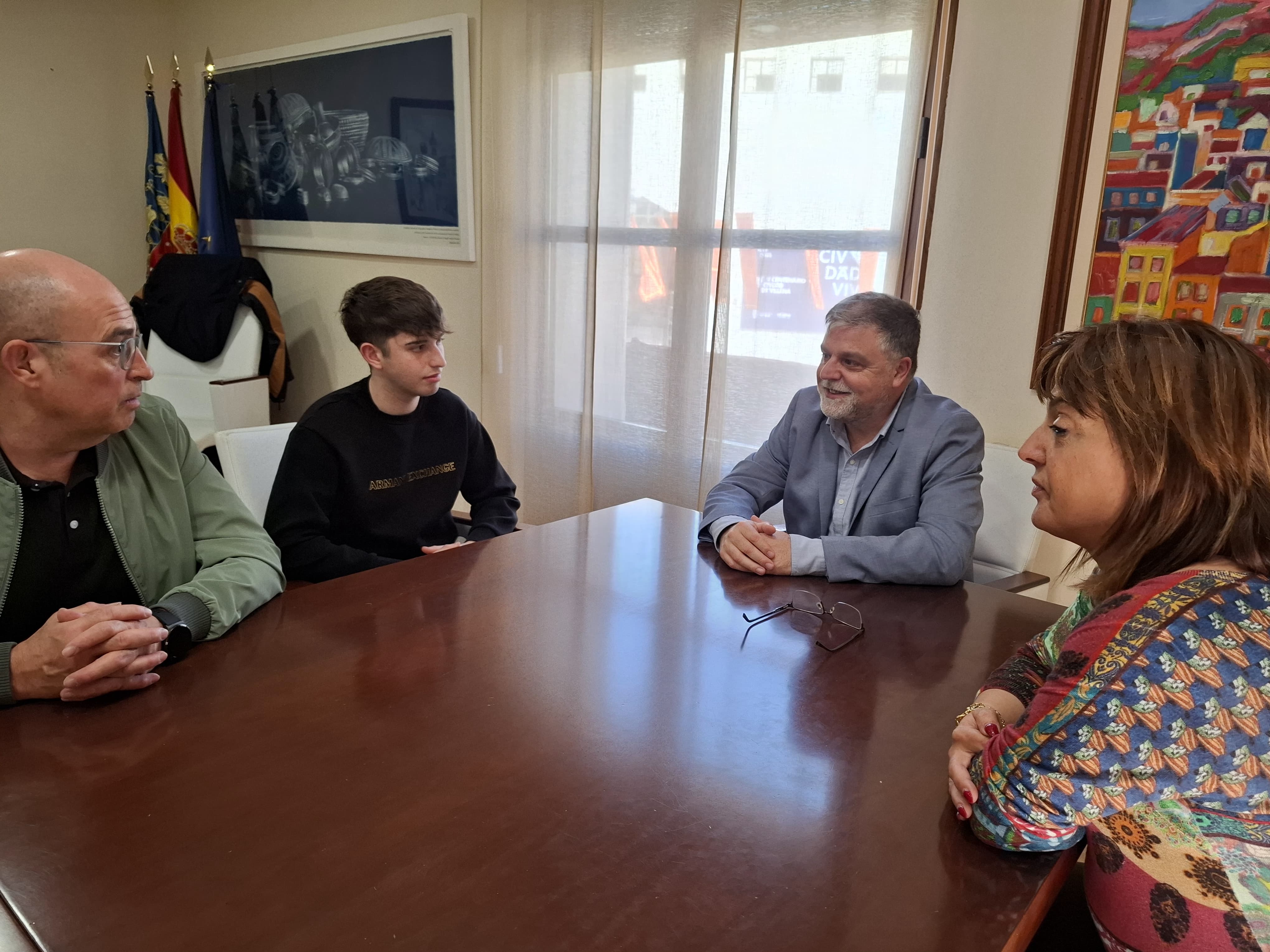 Iker, con su familia, en el Ayuntamiento