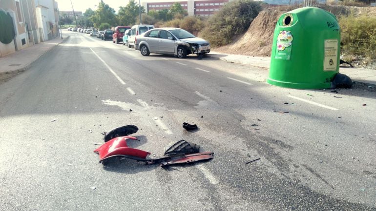 El conductor de un coche turismo colisionó contra el vehículo que aparece en la imagen, desplazándolo varios metros.