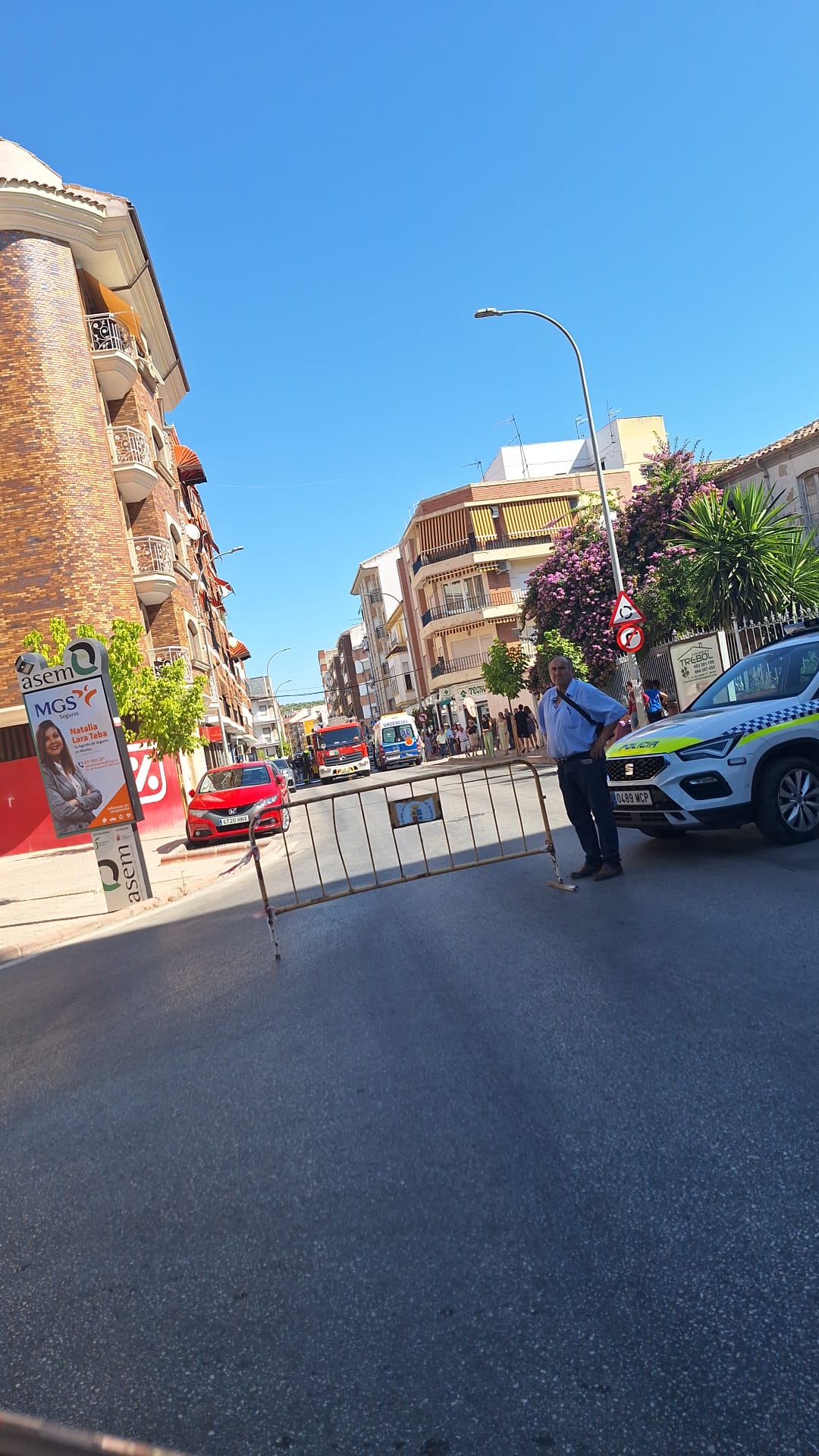 Vehículos de emergencias aparcados en la Avenida Europa.